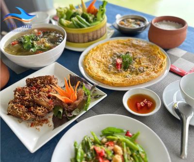 Cơm Trưa Gia Đình Việt